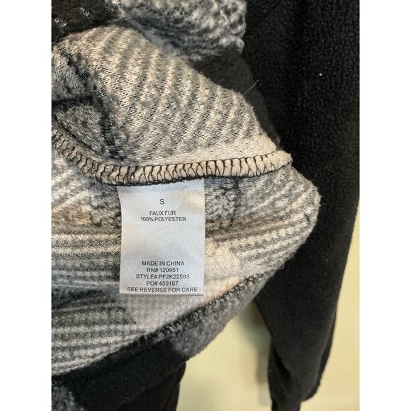 Faux Fur Buffalo Plaid Pullover Women’s Small Black White Cropped 1/2 Zip Jacket - Picture 7 of 7